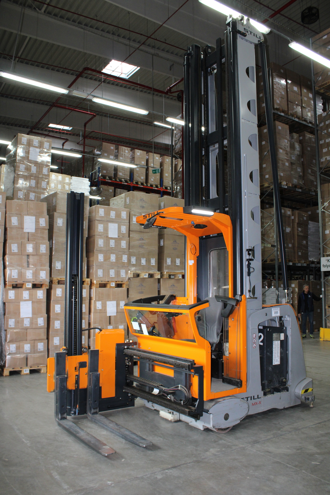 Keskenyfolyosós targonca 13