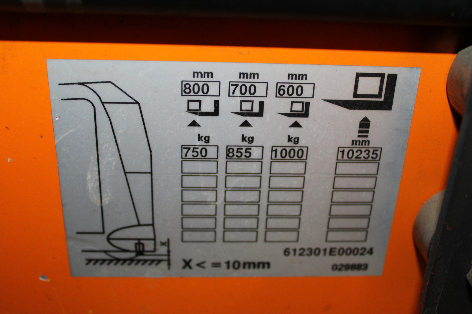 Keskenyfolyosós targonca 14