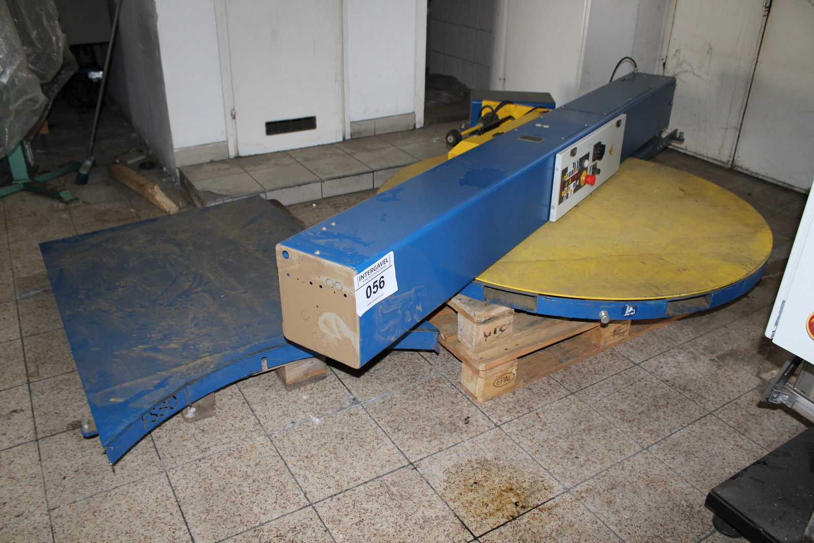 Raklapfóliázó gép