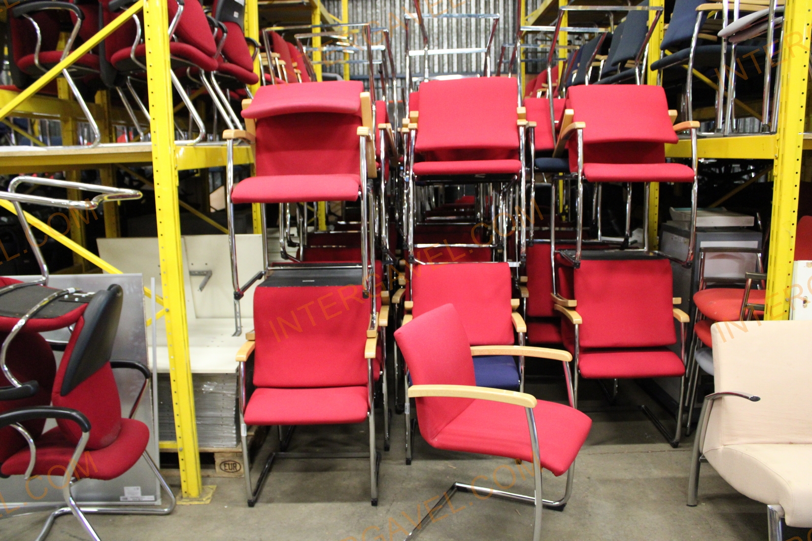 Tárgyalószék (piros-fakarfás) 2