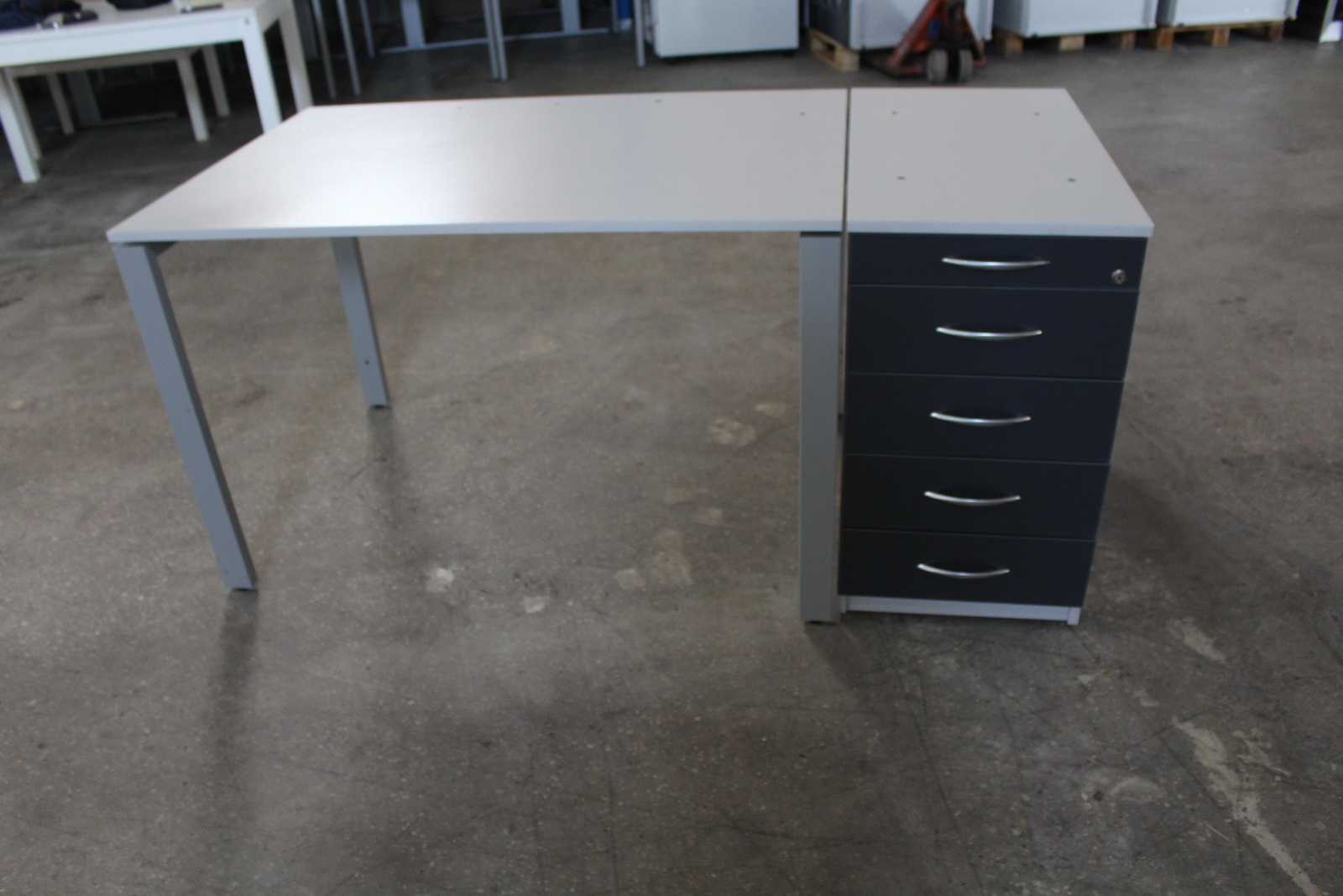 Íróasztal és Konténer(5 fiókkal)