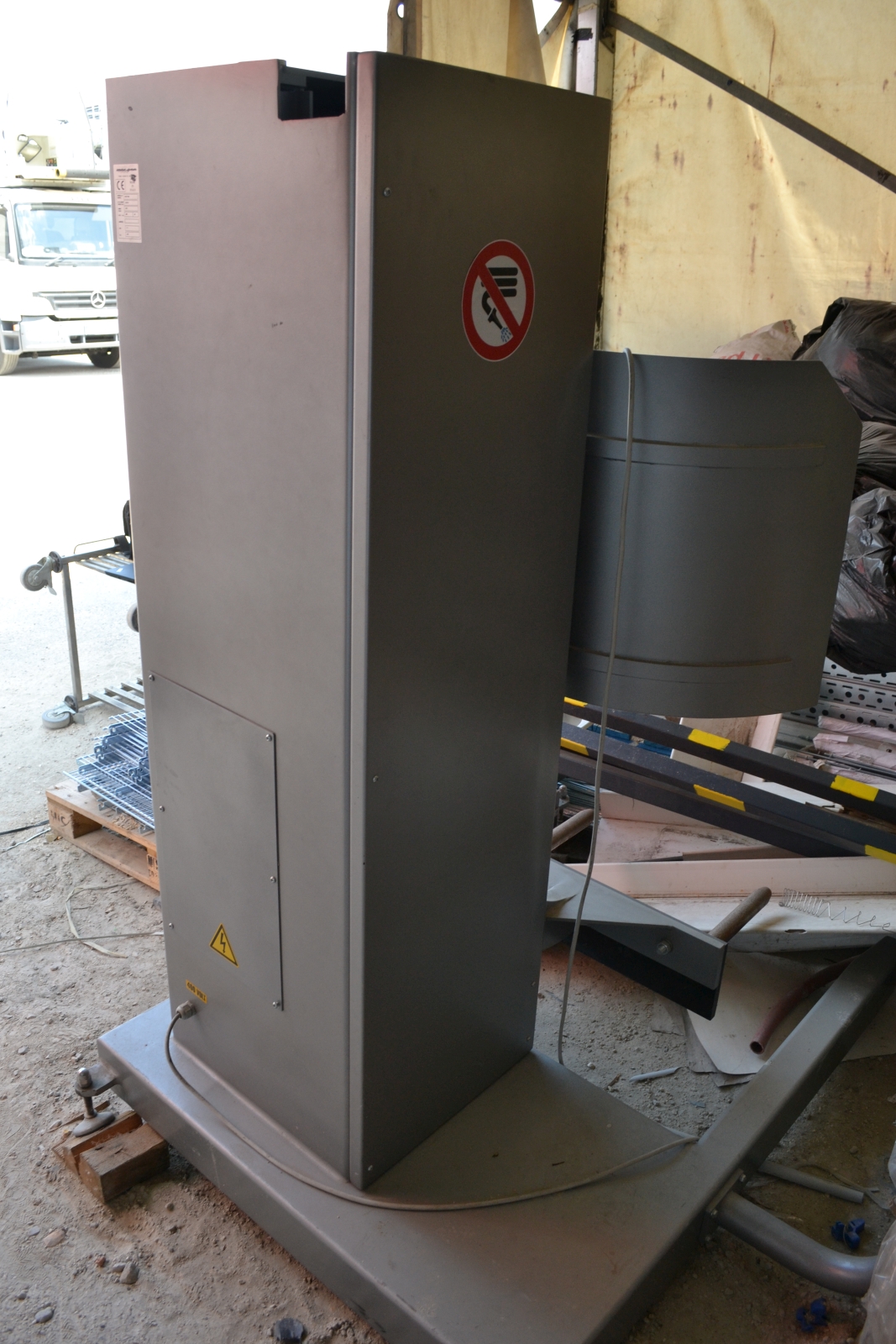 Cup tilting device 3