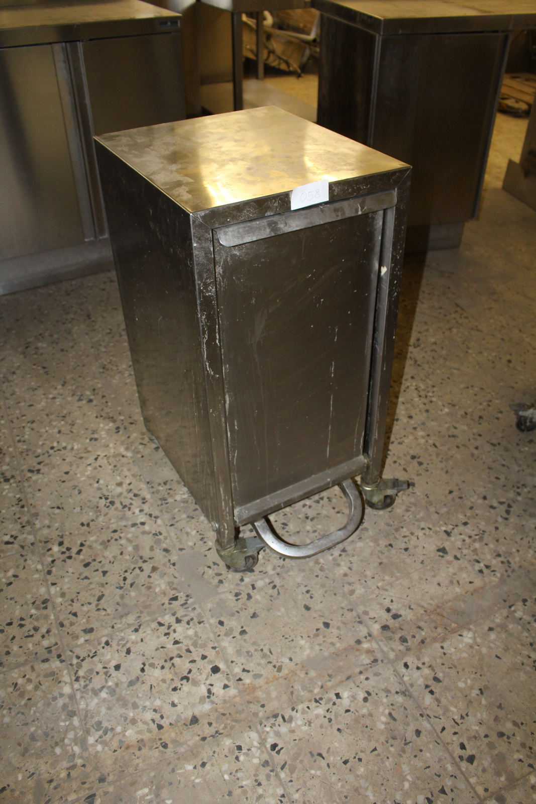 Pult szemetes résszel 1