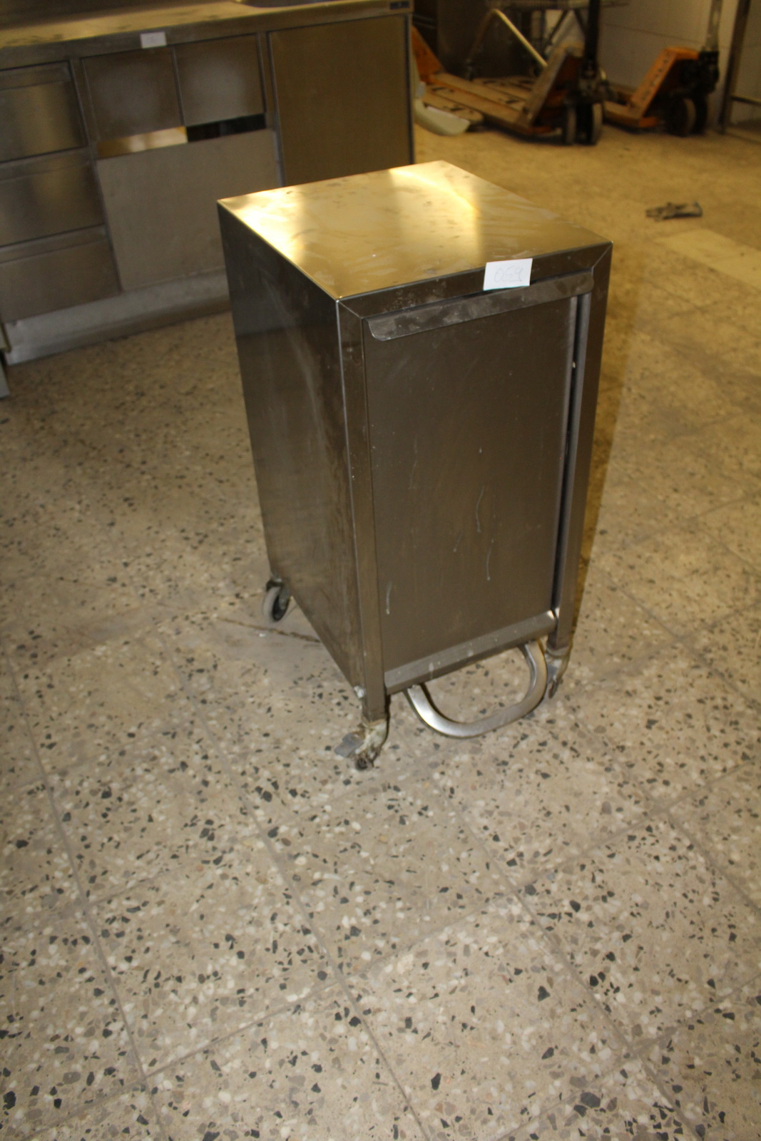 Pult szemetes résszel 1