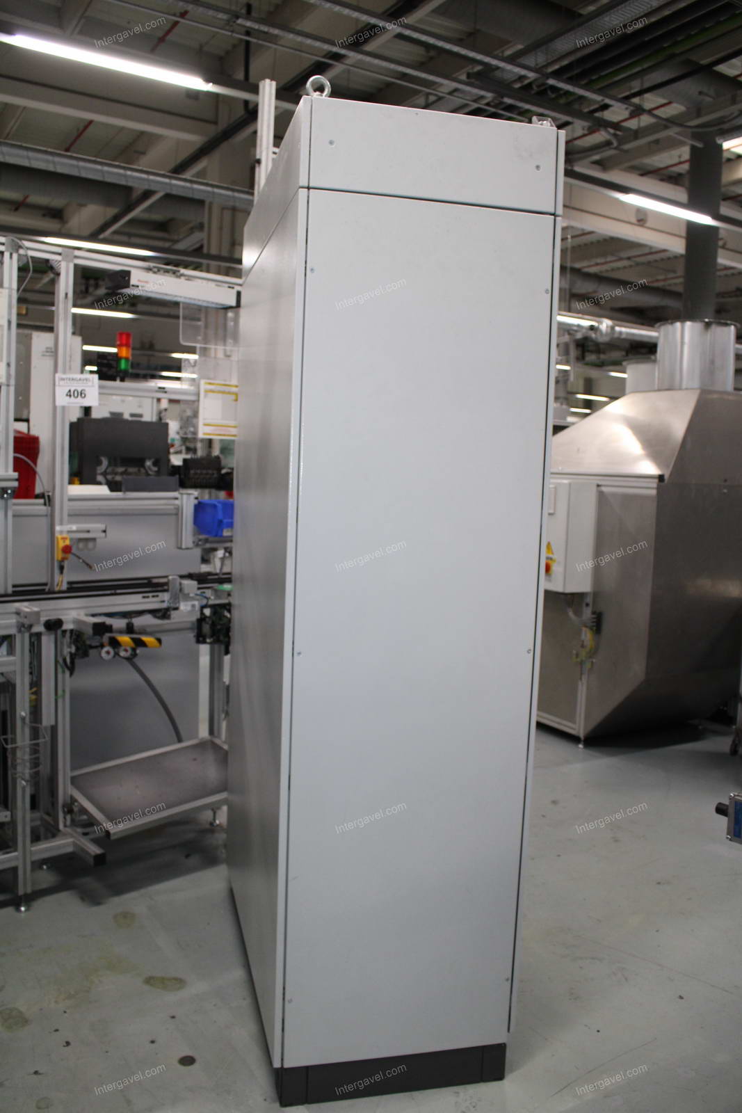 Szerelő munkahely (bontott) és villamos szekrény 32