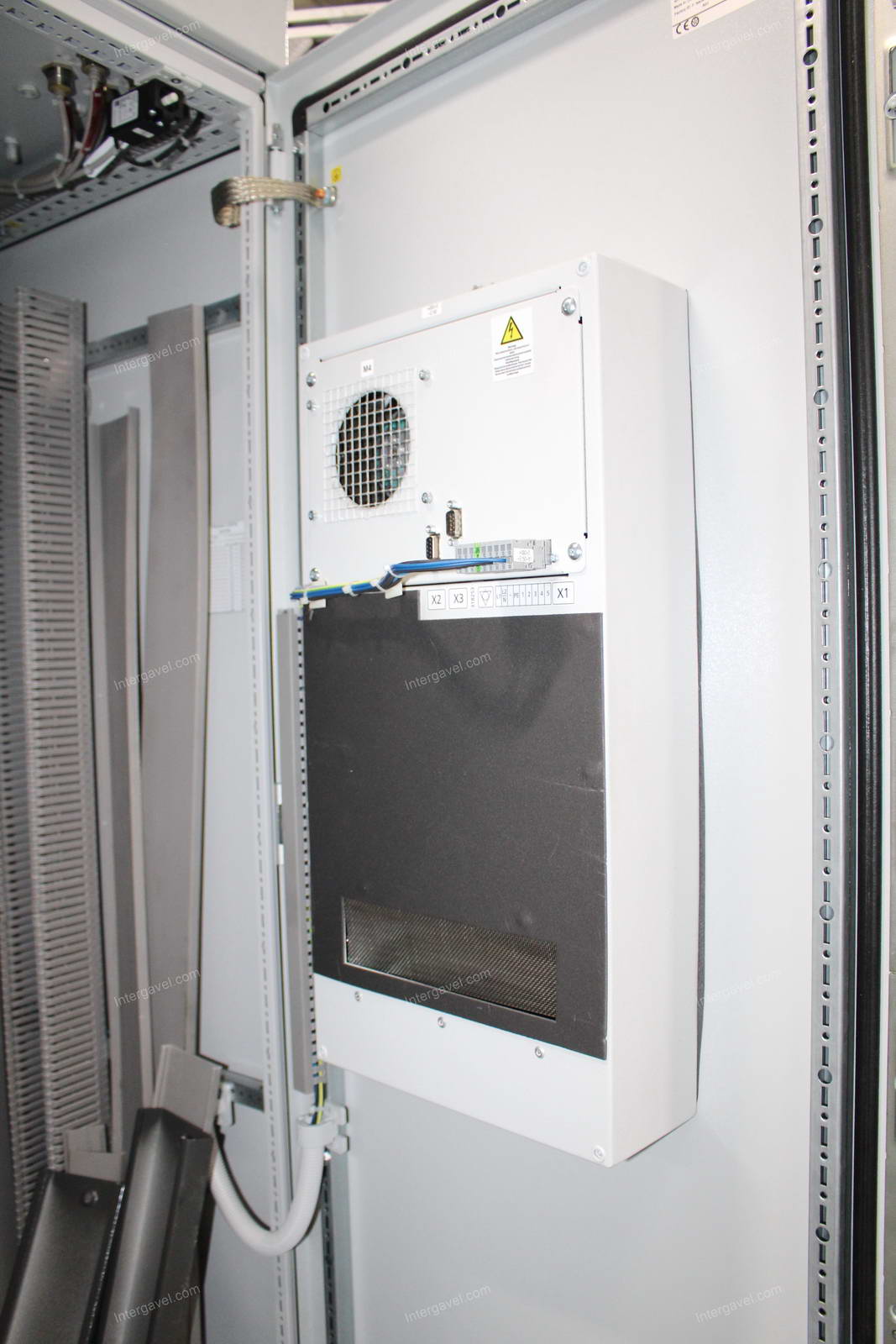 Szerelő munkahely (bontott) és villamos szekrény 35