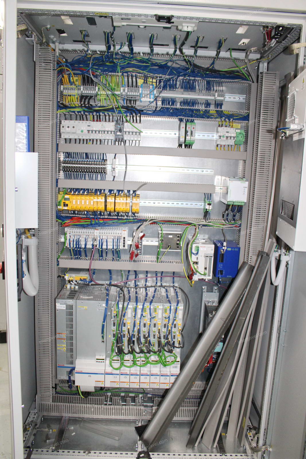 Szerelő munkahely (bontott) és villamos szekrény 37