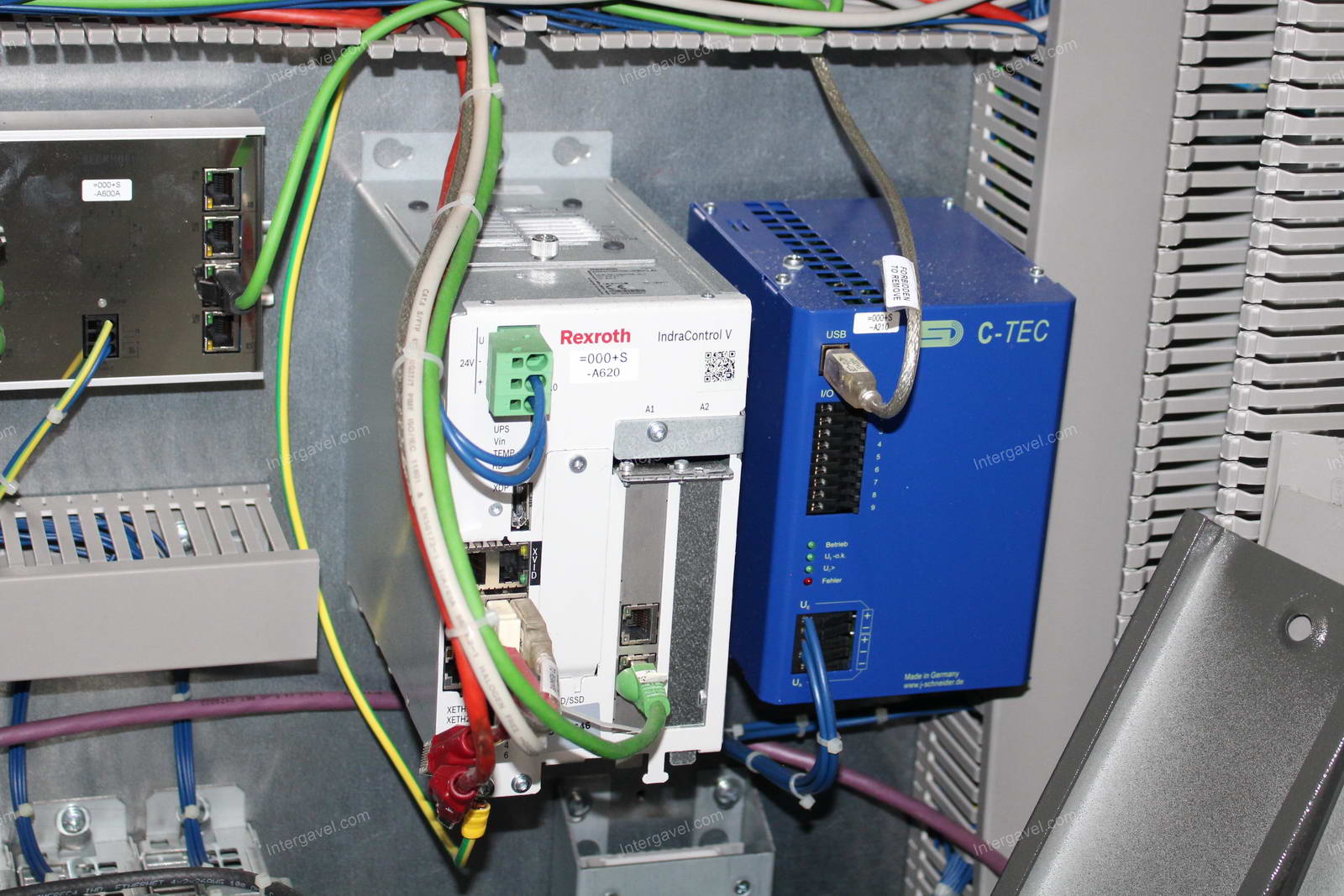 Szerelő munkahely (bontott) és villamos szekrény 40