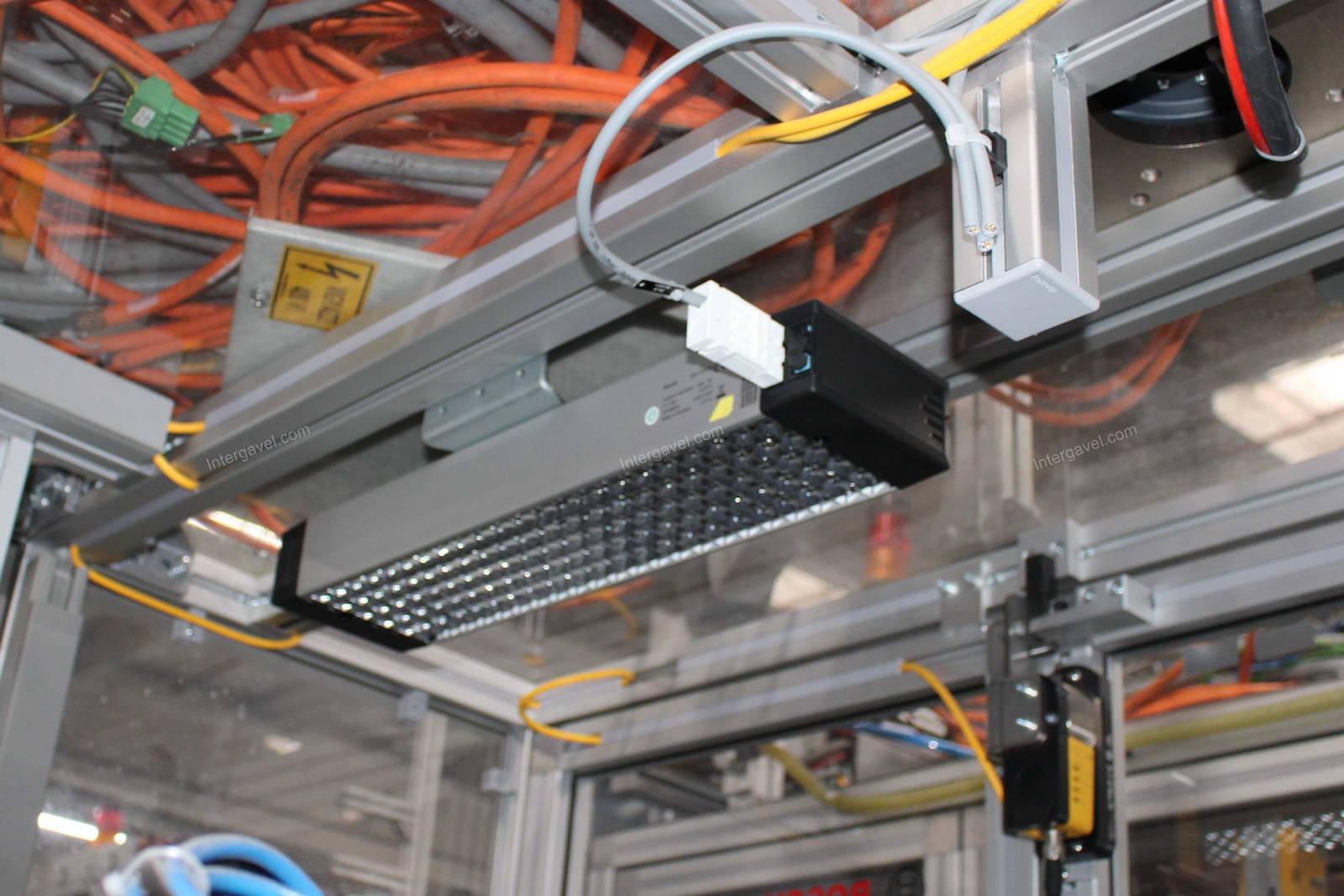 Szerelő munkahely (bontott) és villamos szekrény 20