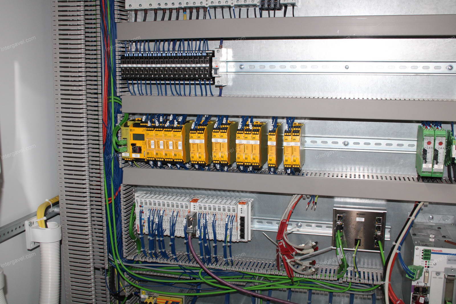 Szerelő munkahely (bontott) és villamos szekrény 25