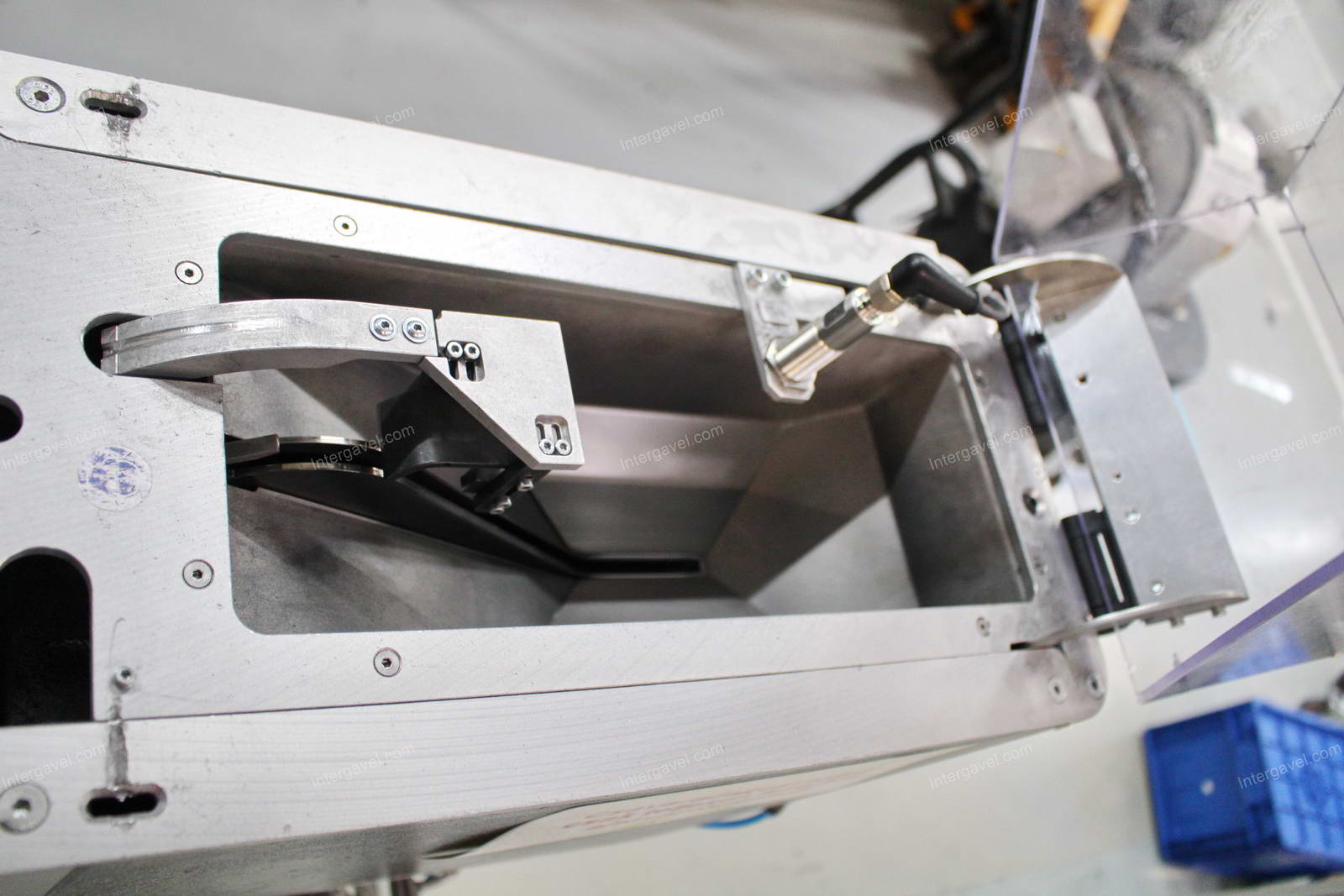 Szerelő munkahely (bontott) és vibrációs adagoló  29