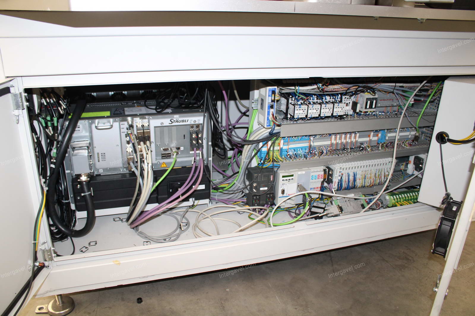 Bontott szerelő munkahely TS 80-as Stäubli robottal 16