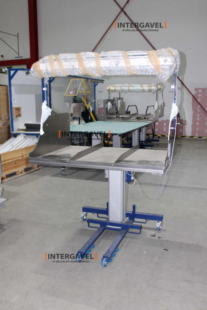 Alkatrész tároló, szerelő asztal