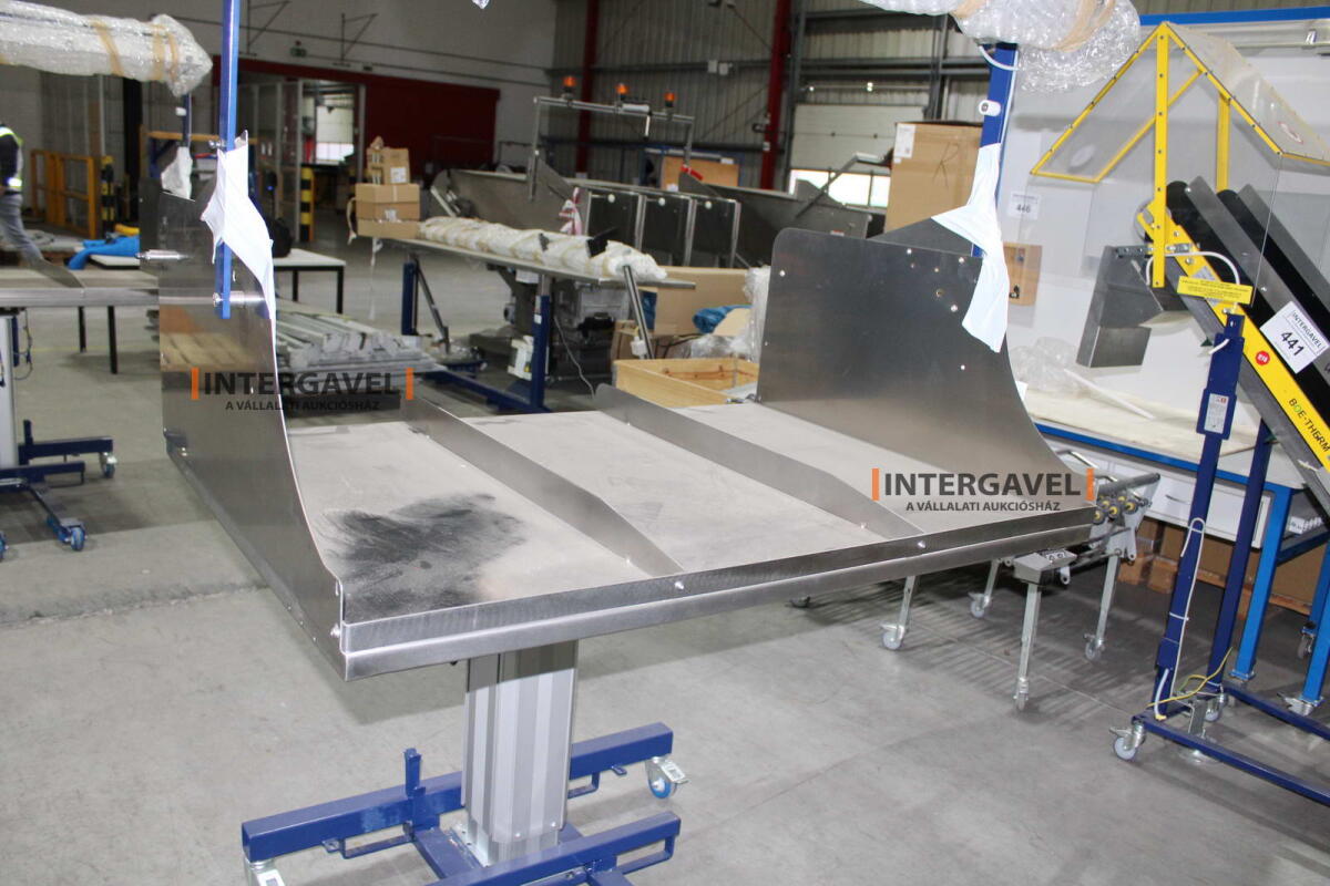 Alkatrész tároló, szerelő asztal 11