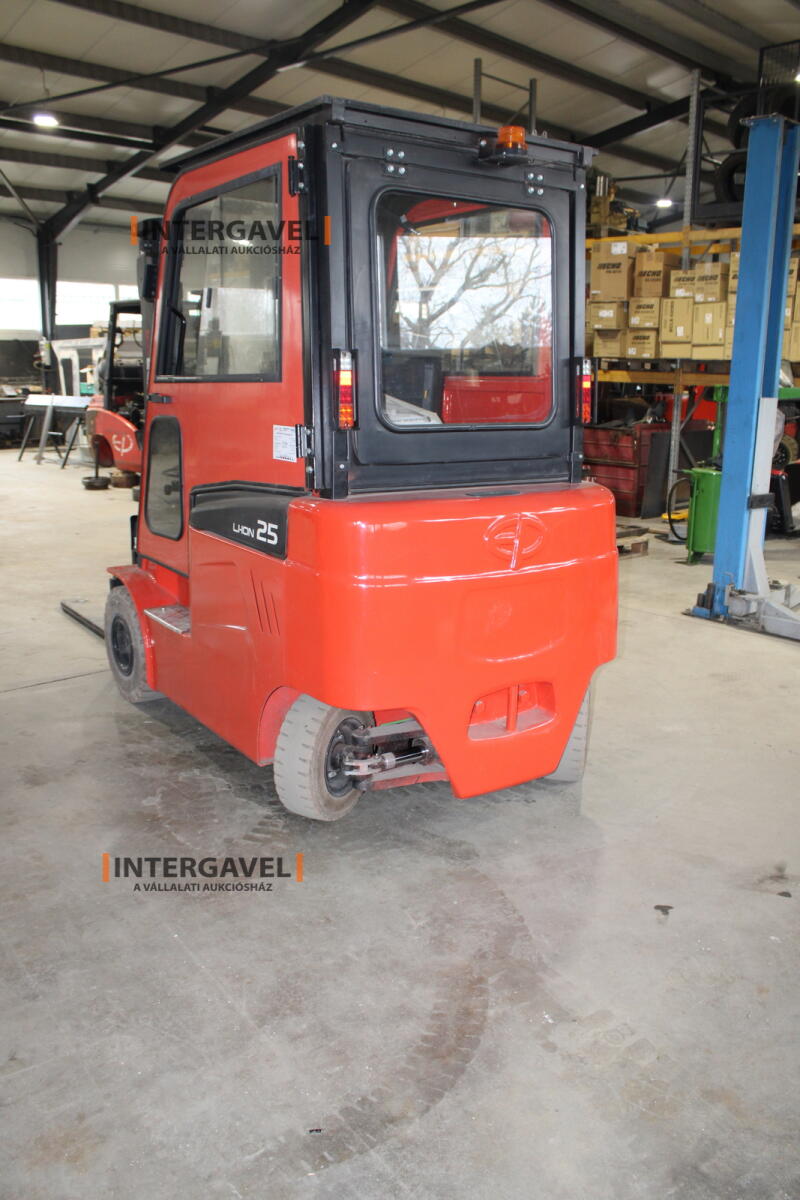 Homlokvillás targonca (elektromos) 8