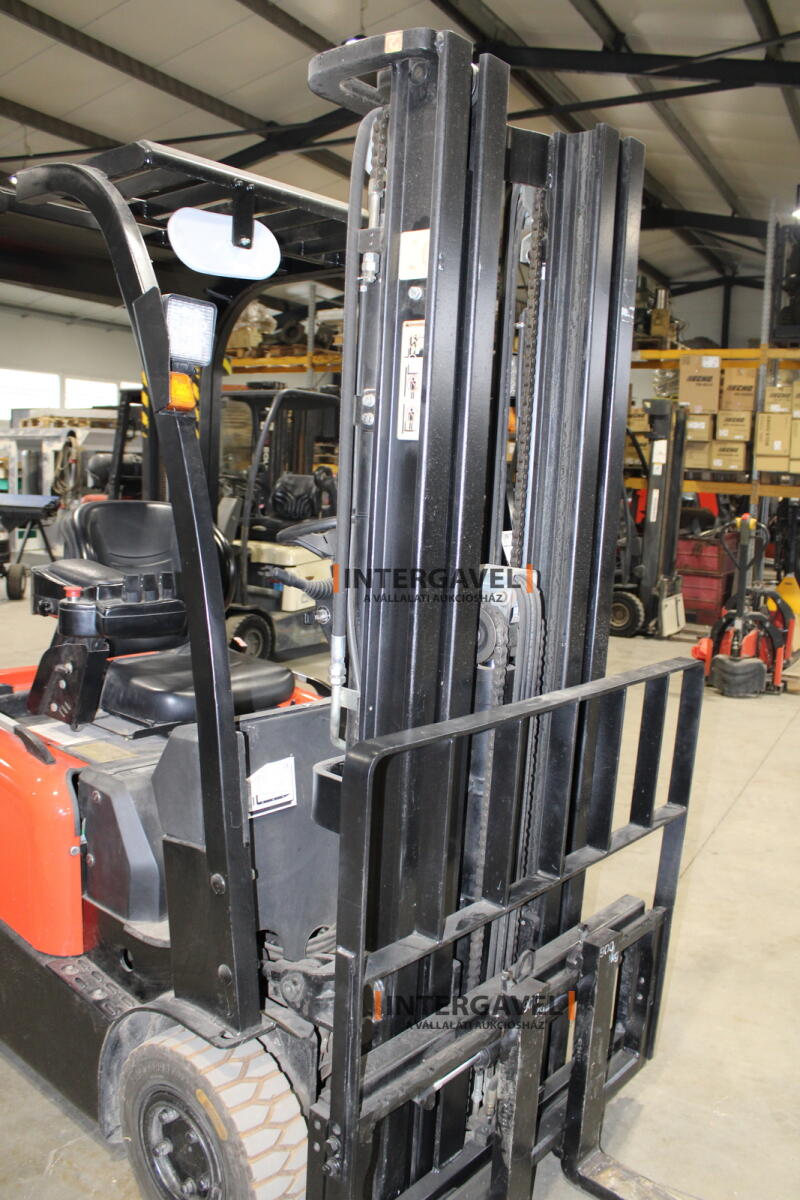 Homlokvillás targonca (elektromos) 8