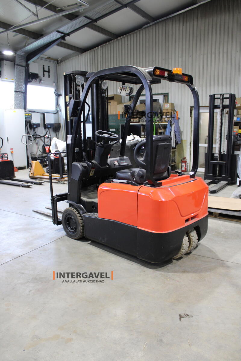 Homlokvillás targonca (elektromos) 11