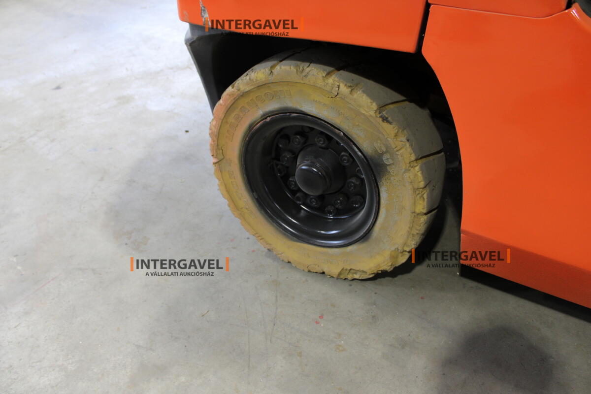 Homlokvillás targonca (gázos) 11