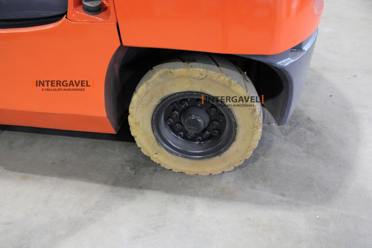 Homlokvillás targonca (gázos) 12