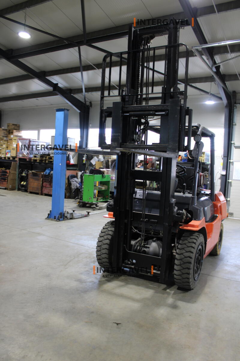 Homlokvillás targonca (gázos) 14