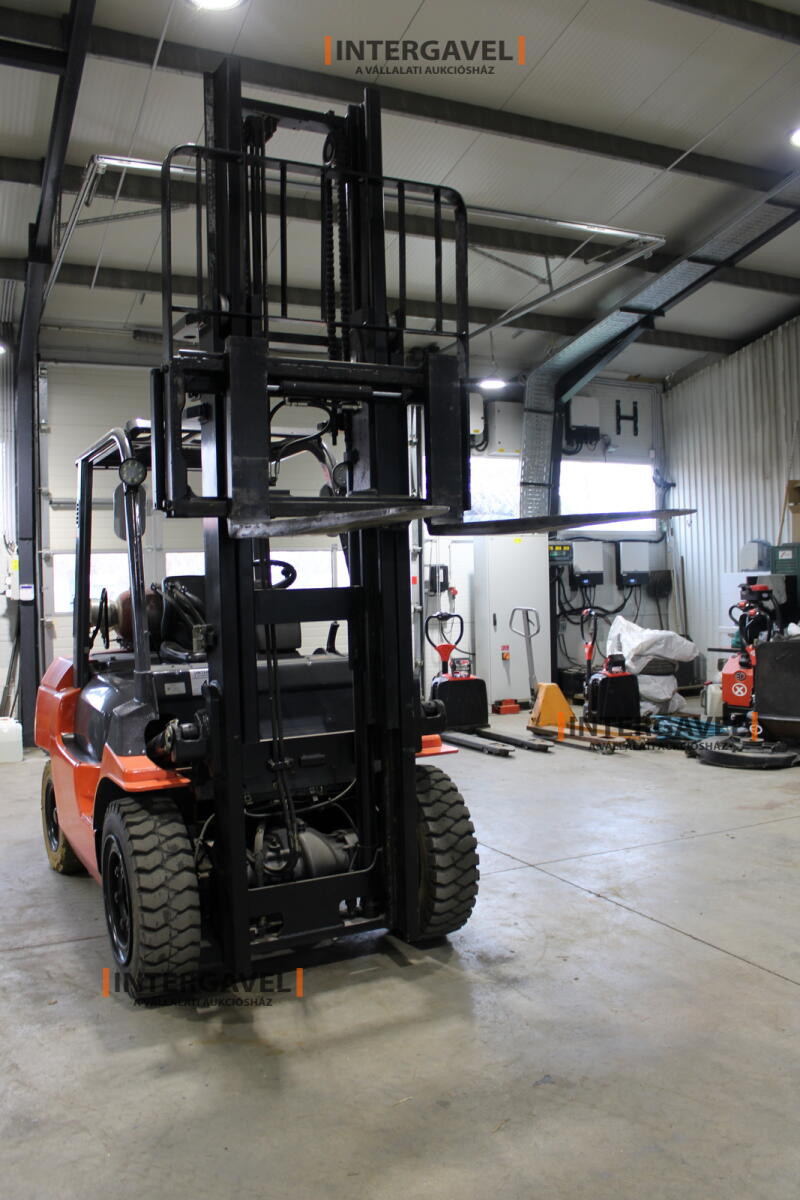 Homlokvillás targonca (gázos) 15