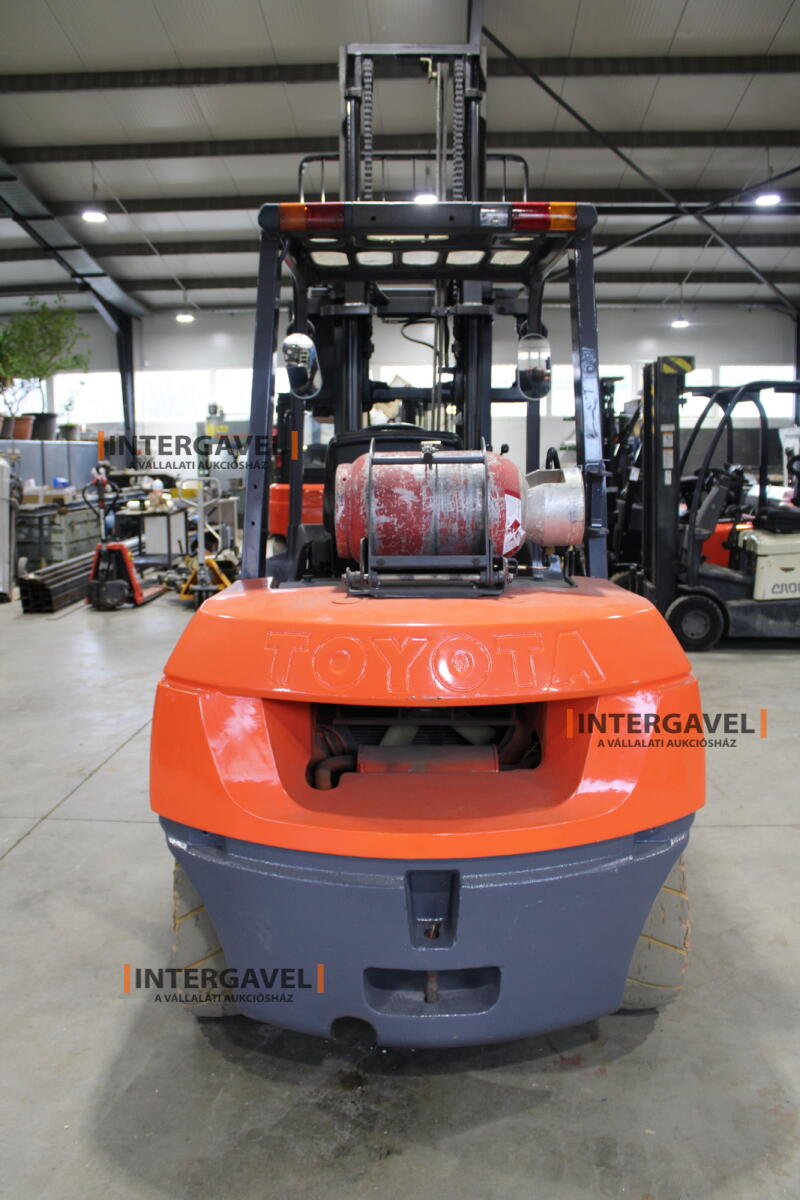 Homlokvillás targonca (gázos) 17