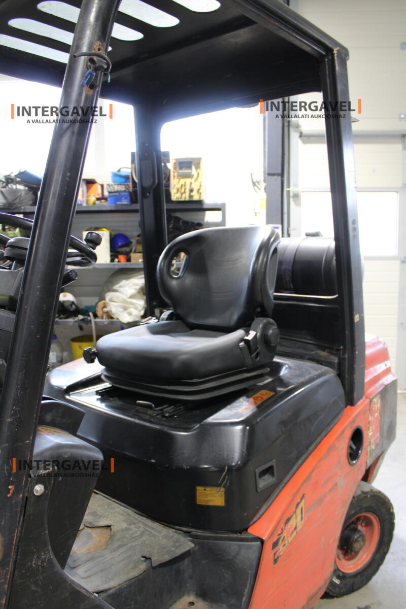 Homlokvillás targonca (gázos) 12