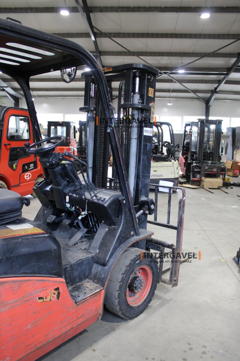 Homlokvillás targonca (gázos) 19