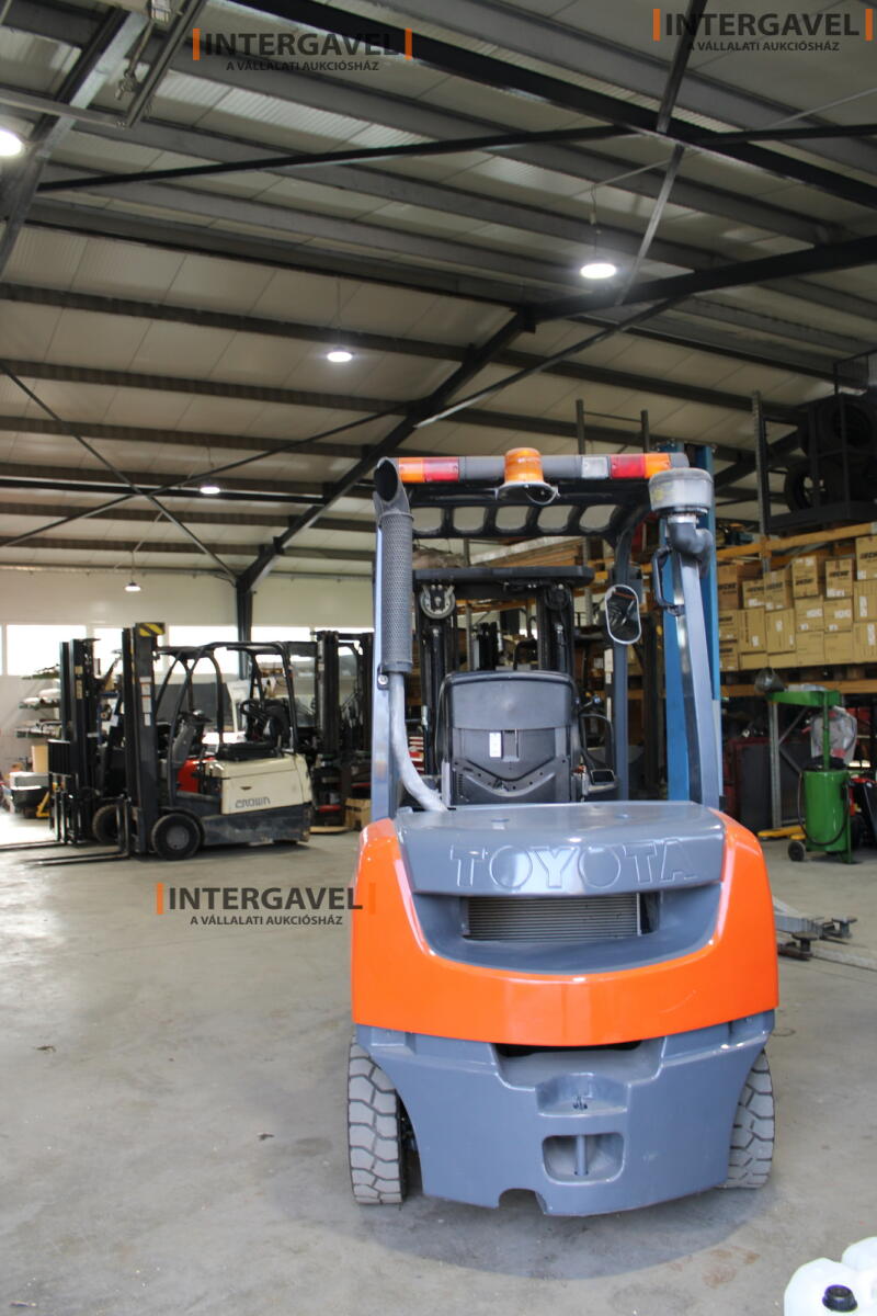 Homlokvillás targonca (elektromos) 8