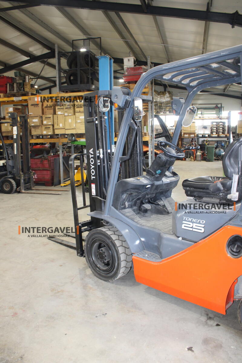 Homlokvillás targonca (elektromos) 9