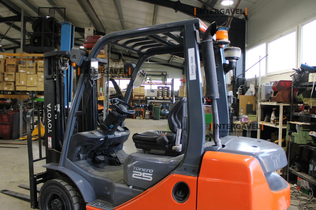 Homlokvillás targonca (elektromos) 10