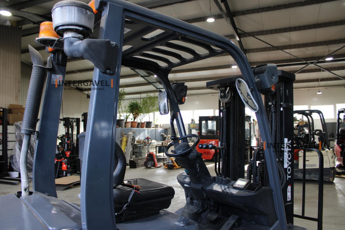 Homlokvillás targonca (elektromos) 11