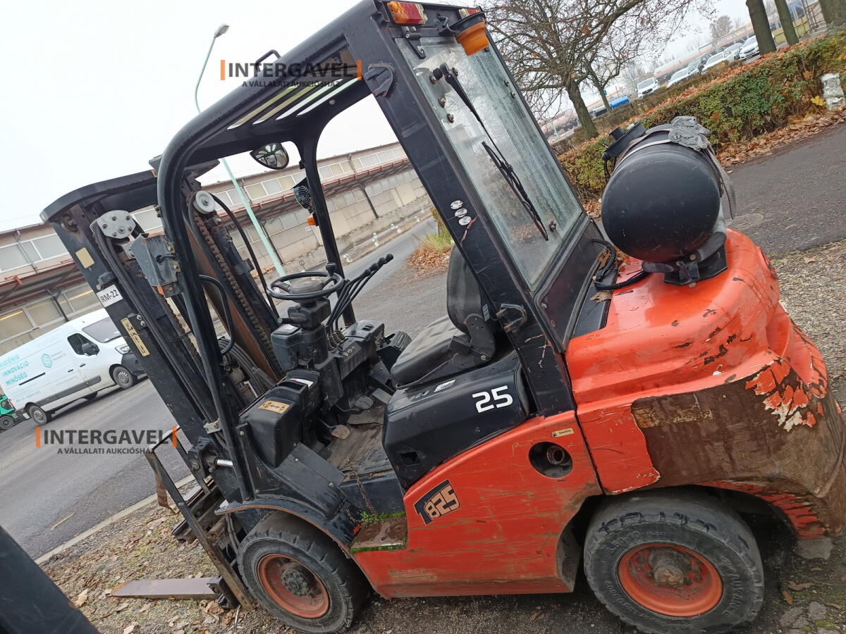 Homlokvillás targonca (gázos) 8