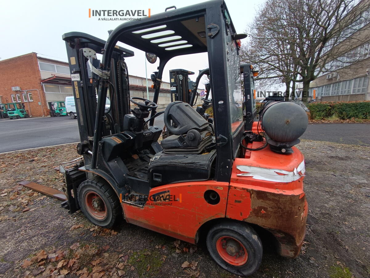 Homlokvillás targonca (gázos) 8