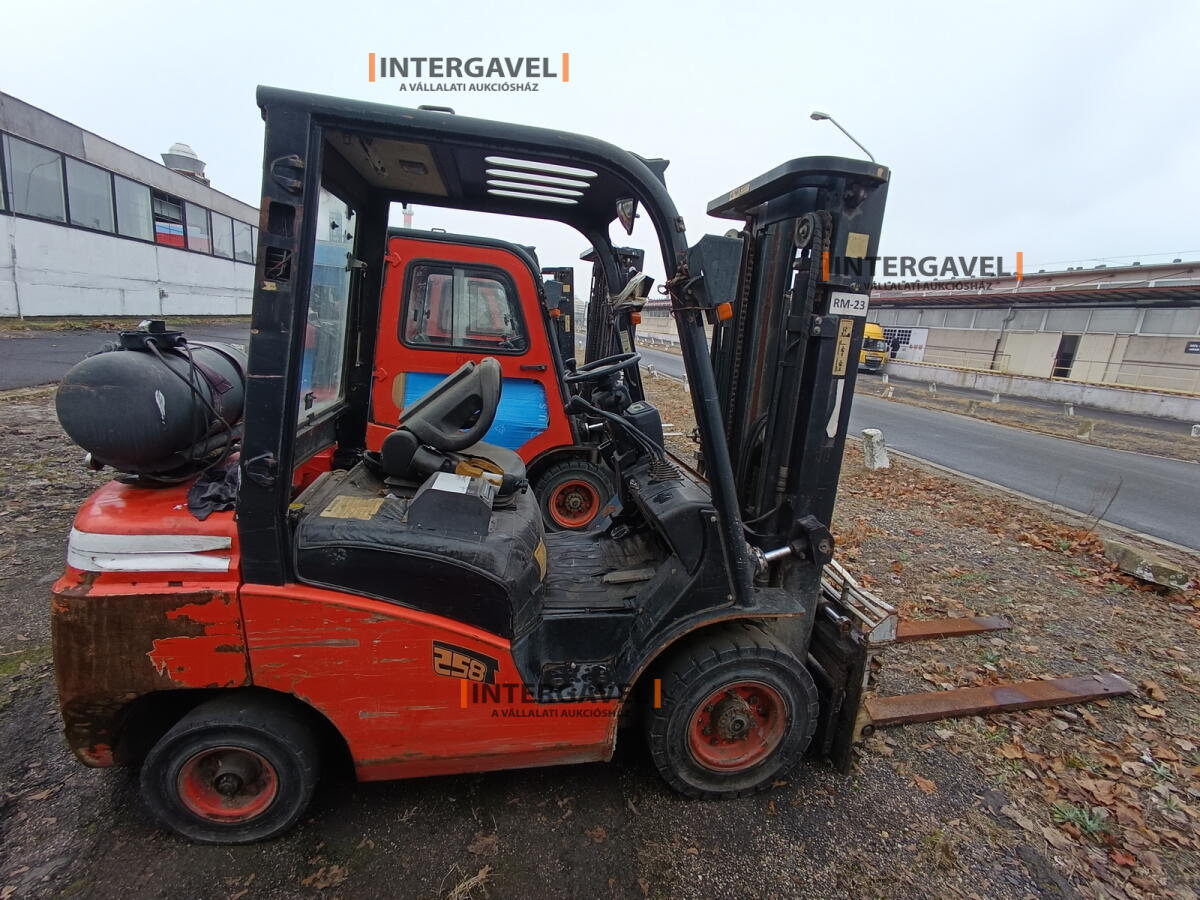 Homlokvillás targonca (gázos) 9