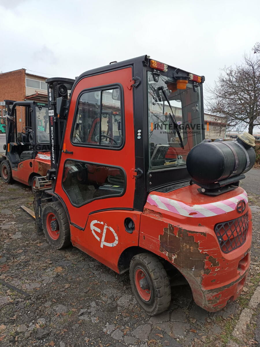 Homlokvillás targonca (gázos) 9