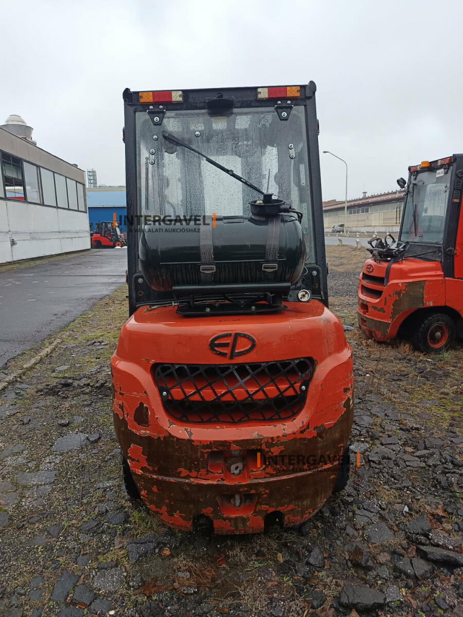 Homlokvillás targonca (gázos) 9