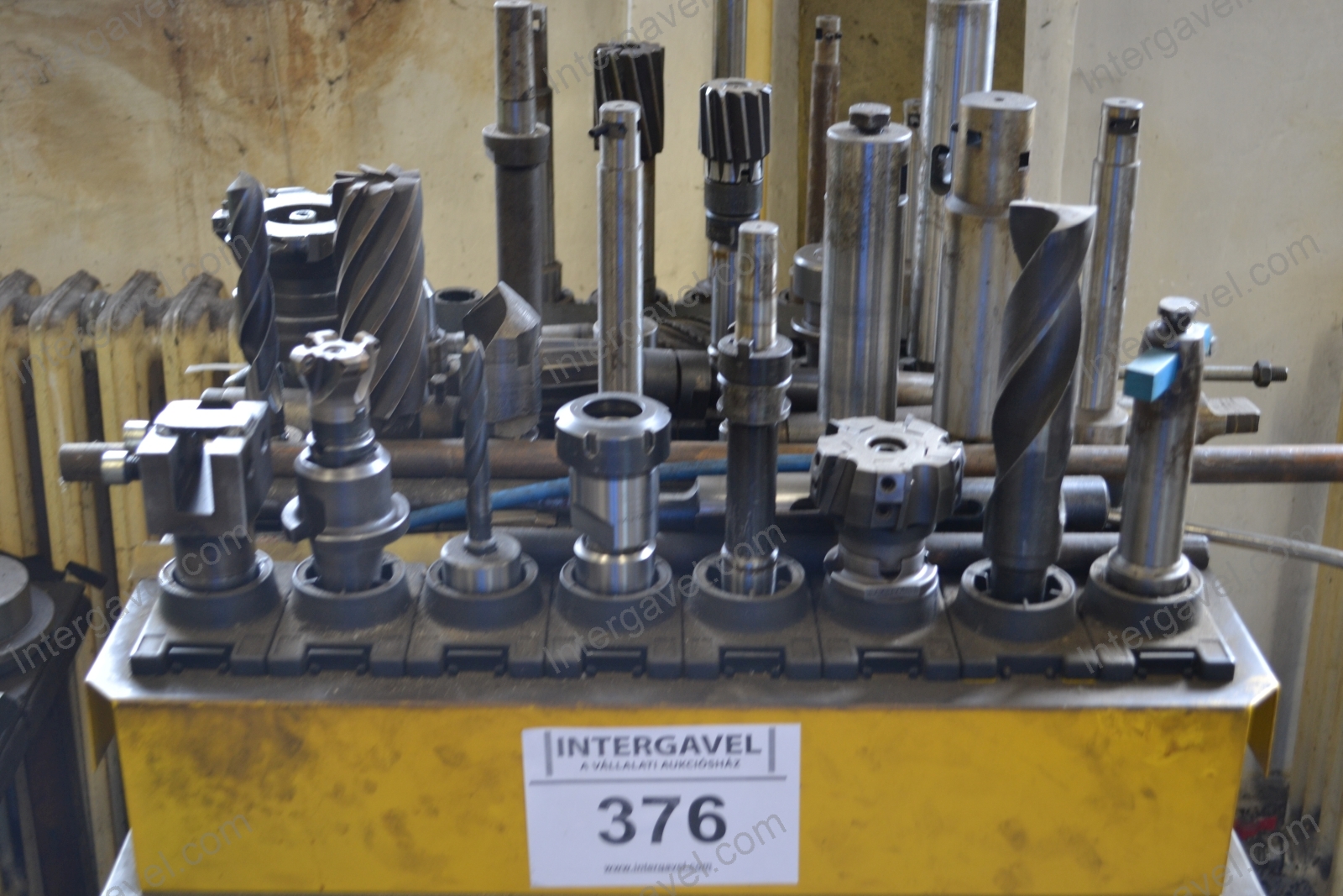 Megmunkáló szerszámok gurulós állvánnyal 2