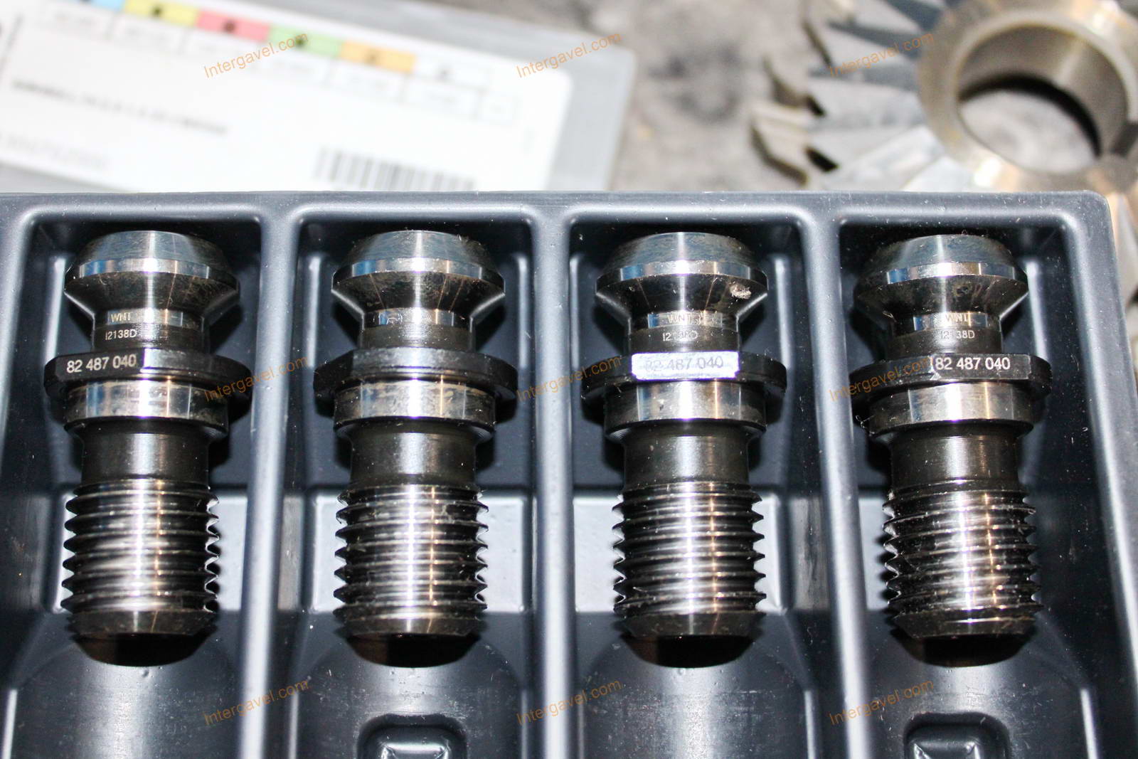 Szerszámos szekrény és szerszámok 33