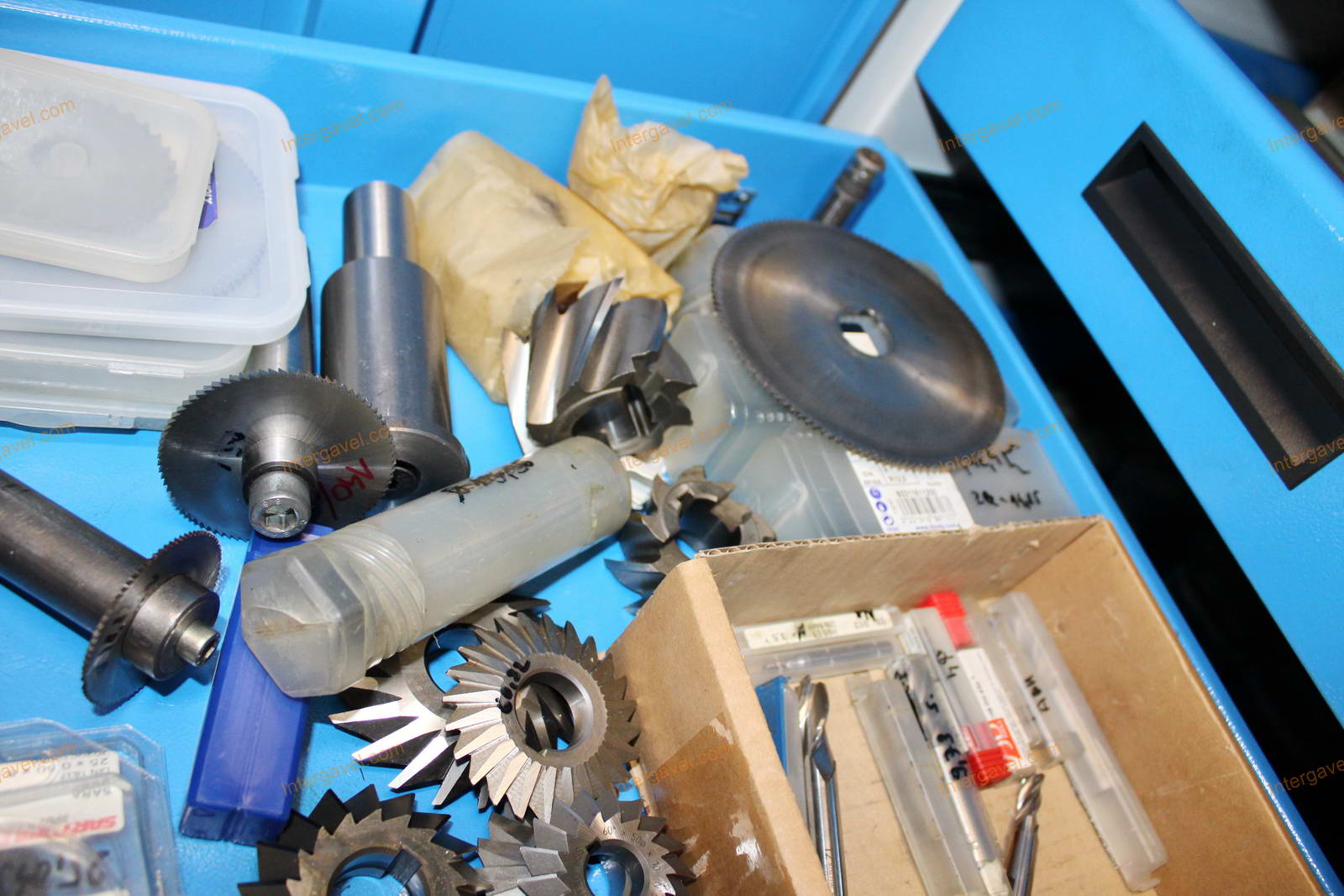 Szerszámos szekrény és szerszámok 35