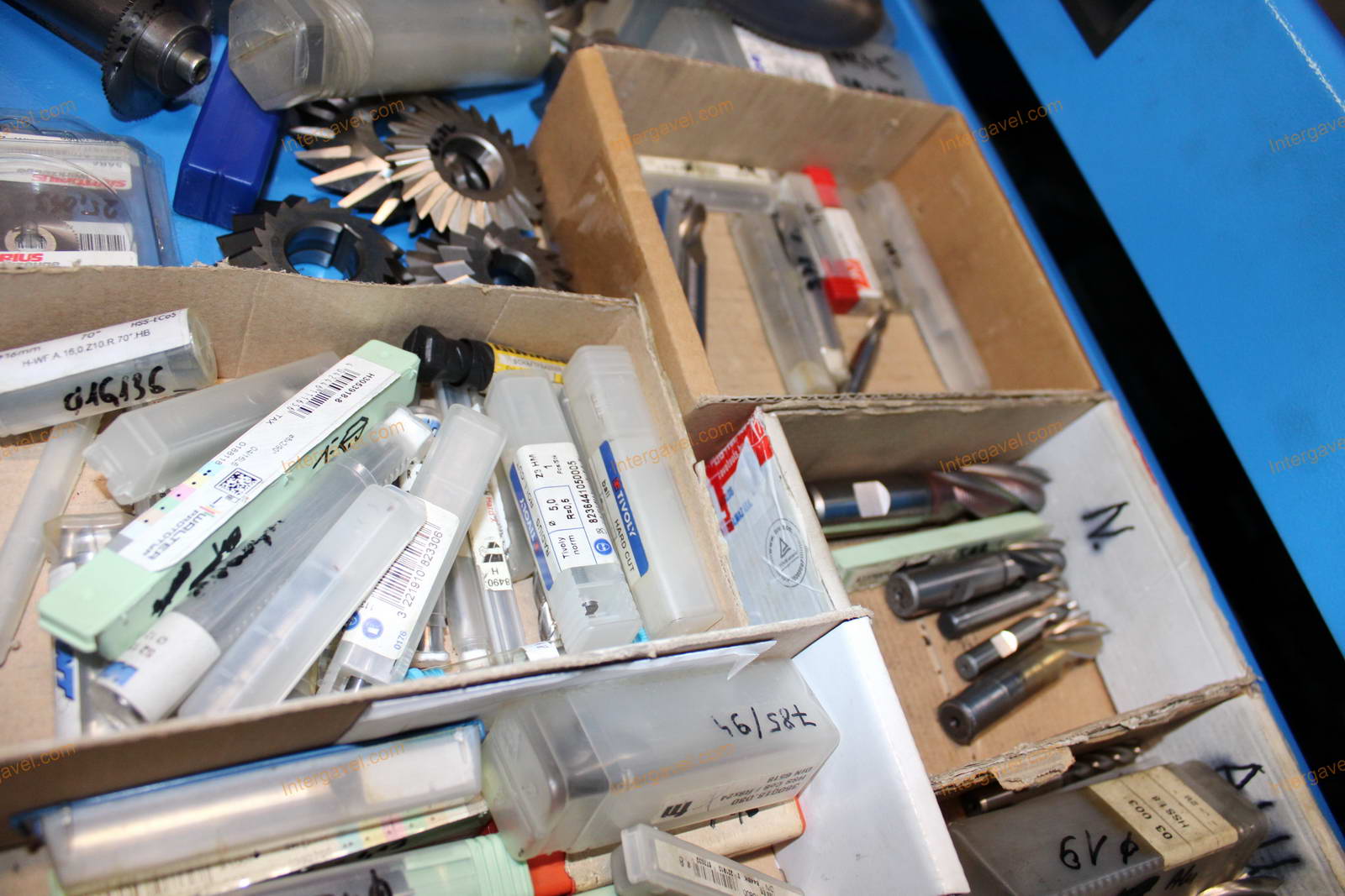 Szerszámos szekrény és szerszámok 36