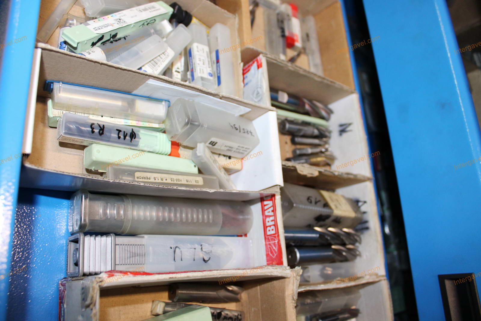 Szerszámos szekrény és szerszámok 37