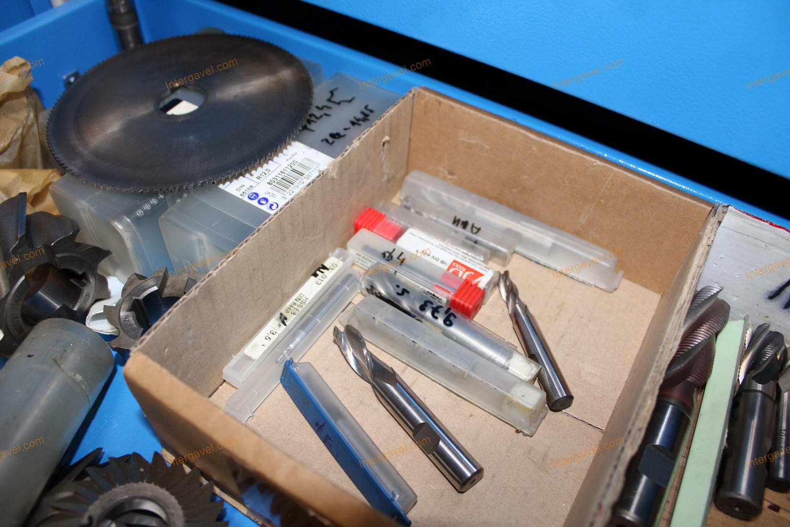 Szerszámos szekrény és szerszámok 41