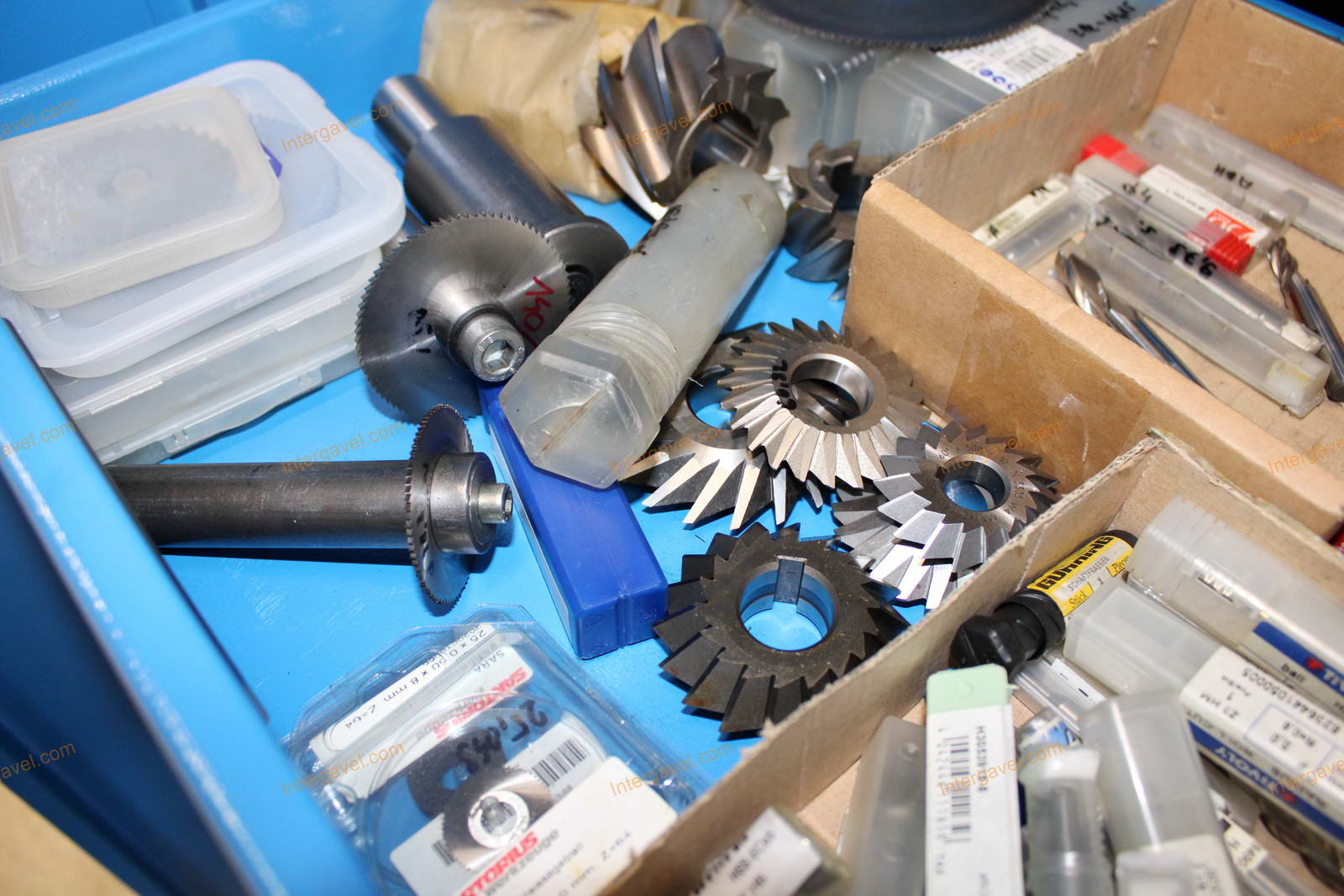 Szerszámos szekrény és szerszámok 42