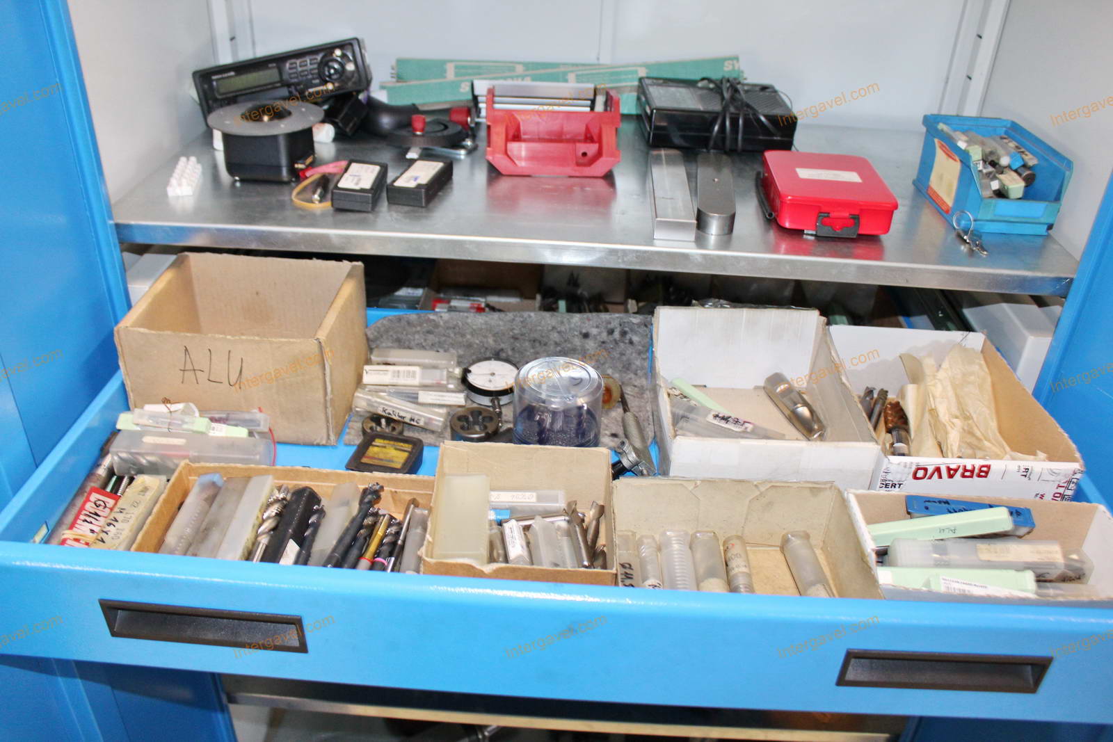 Szerszámos szekrény és szerszámok 44