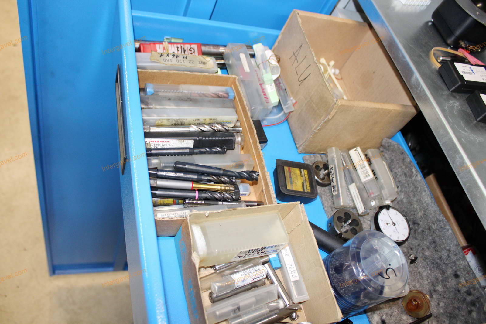 Szerszámos szekrény és szerszámok 46