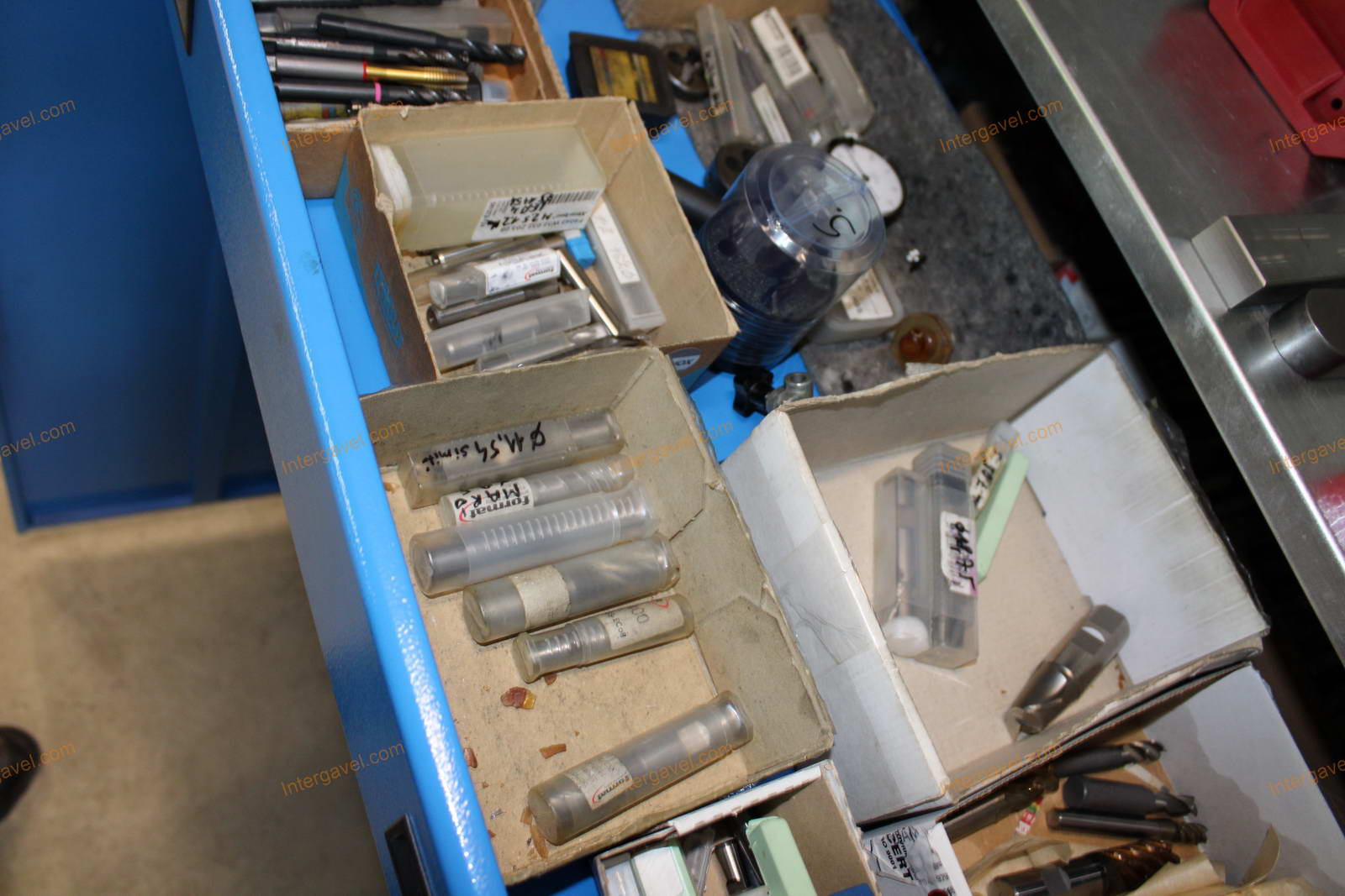 Szerszámos szekrény és szerszámok 47