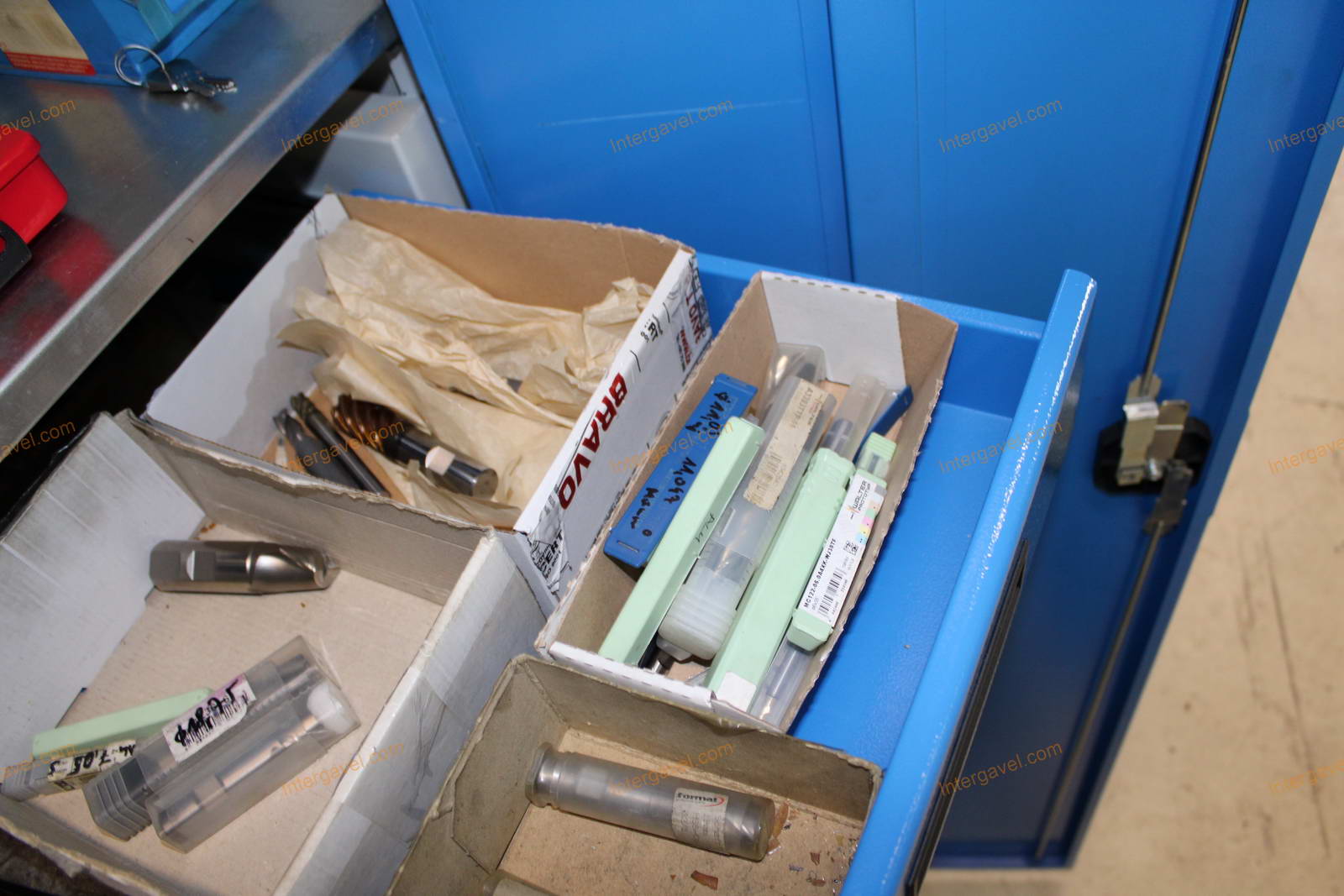 Szerszámos szekrény és szerszámok 48