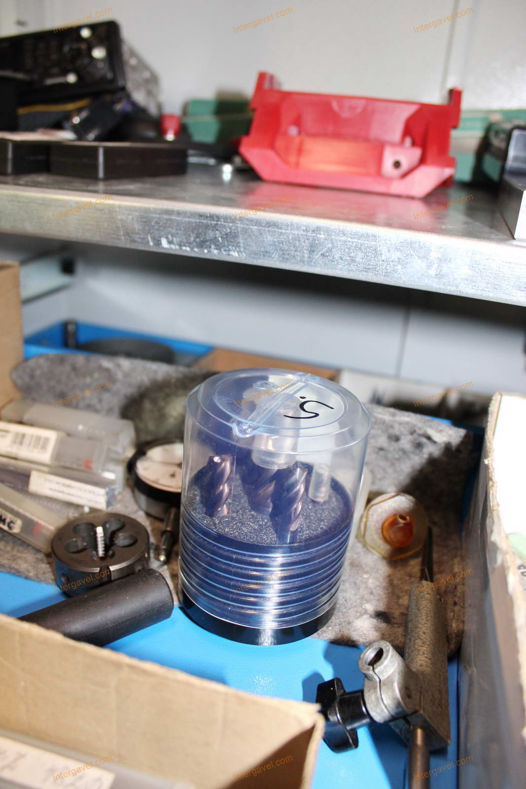 Szerszámos szekrény és szerszámok 52