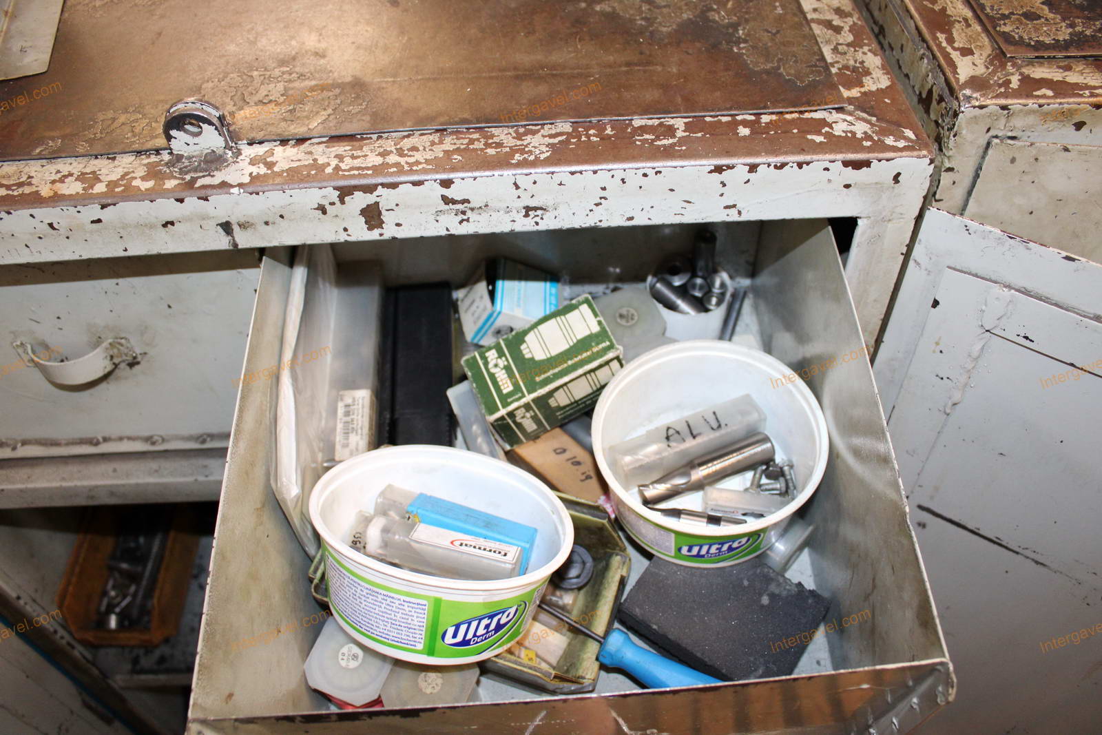 Vegyes szerszámok és szerszámos szekrények 22